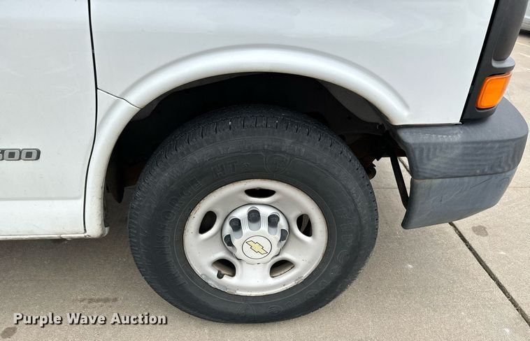 image for item NI9665 2005 Chevrolet Express 2500 van