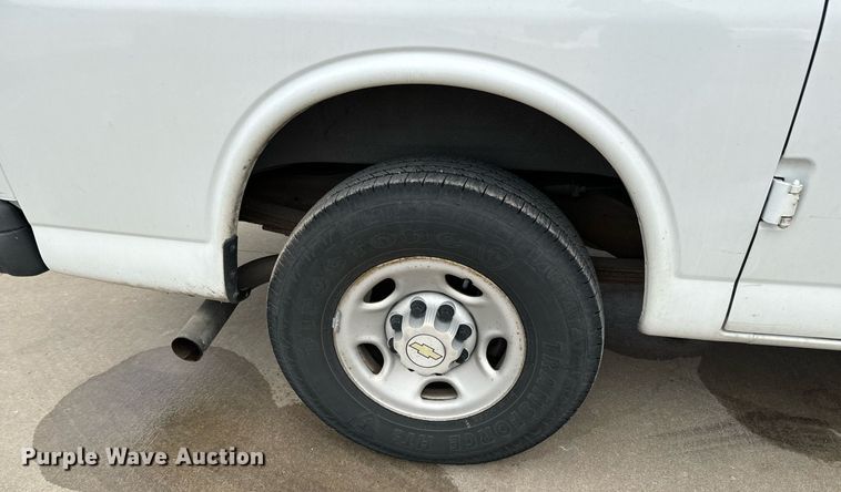 image for item NI9665 2005 Chevrolet Express 2500 van