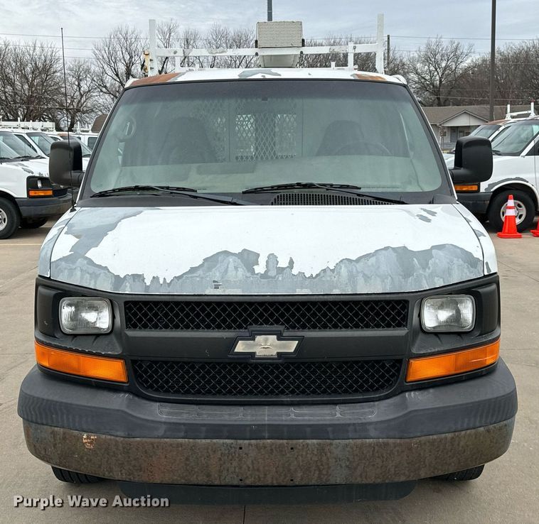 image for item NI9667 2004 Chevrolet Express 3500 van