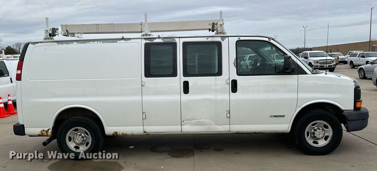 image for item NI9667 2004 Chevrolet Express 3500 van