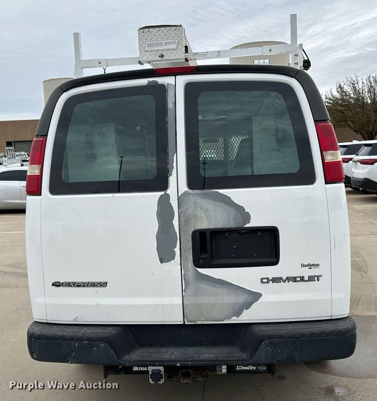 image for item NI9667 2004 Chevrolet Express 3500 van