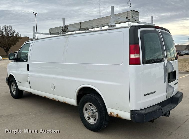 image for item NI9667 2004 Chevrolet Express 3500 van