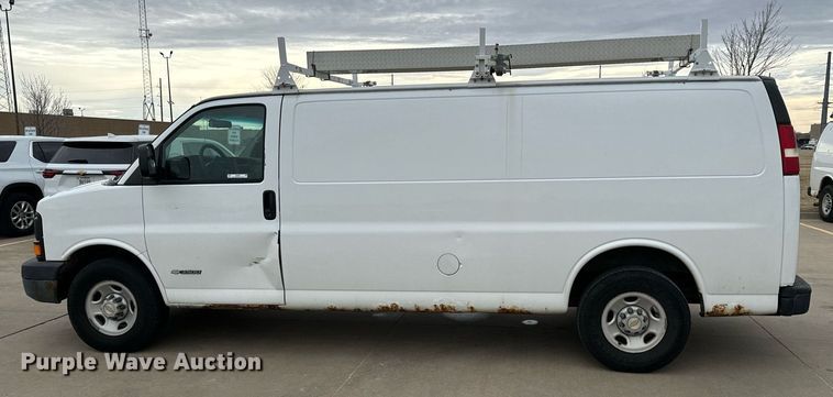 image for item NI9667 2004 Chevrolet Express 3500 van