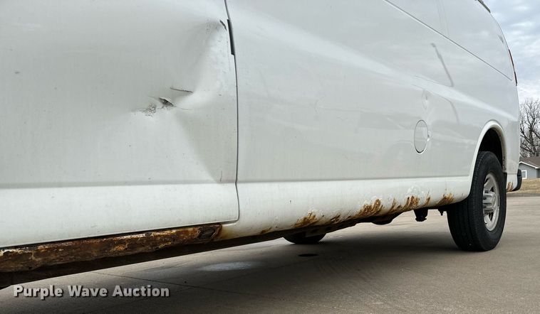 image for item NI9667 2004 Chevrolet Express 3500 van