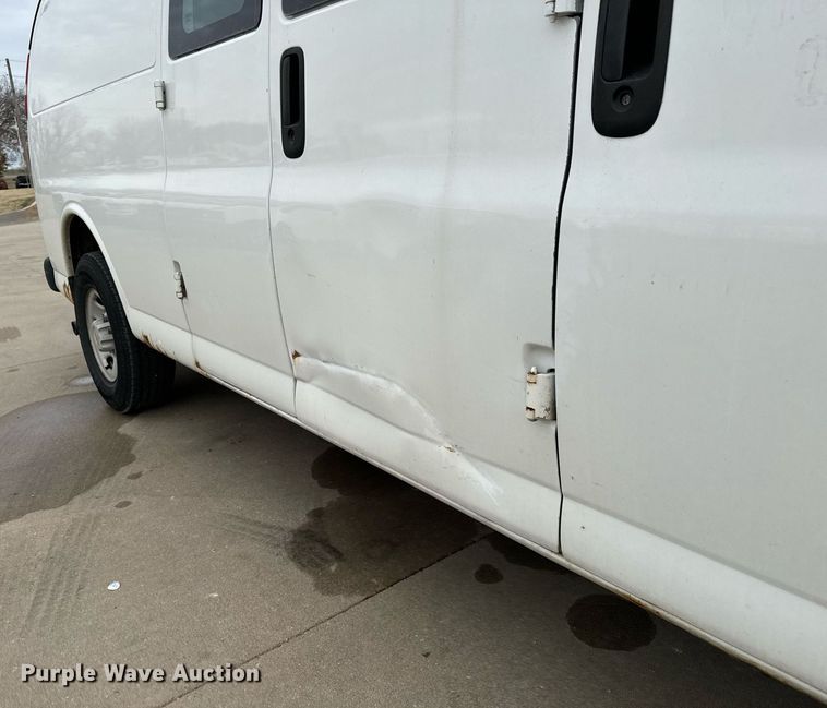 image for item NI9667 2004 Chevrolet Express 3500 van