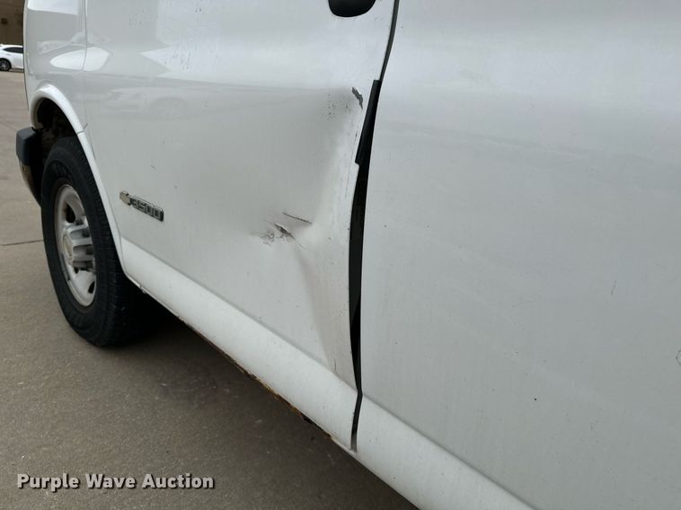 image for item NI9667 2004 Chevrolet Express 3500 van