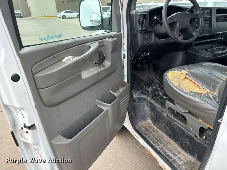 image for item NI9667 2004 Chevrolet Express 3500 van