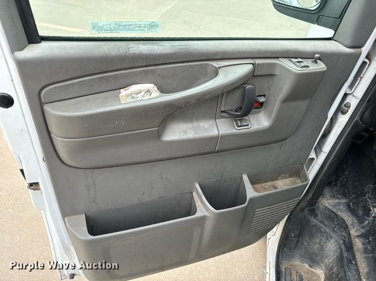 image for item NI9667 2004 Chevrolet Express 3500 van