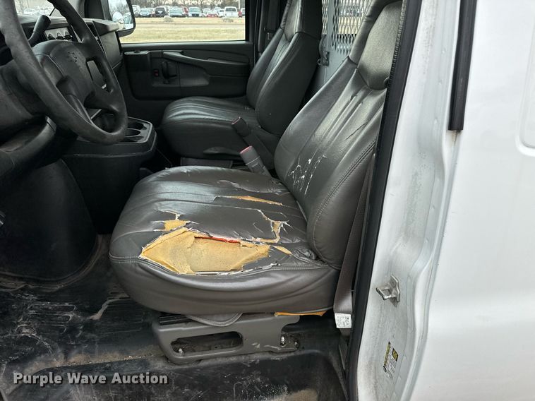 image for item NI9667 2004 Chevrolet Express 3500 van