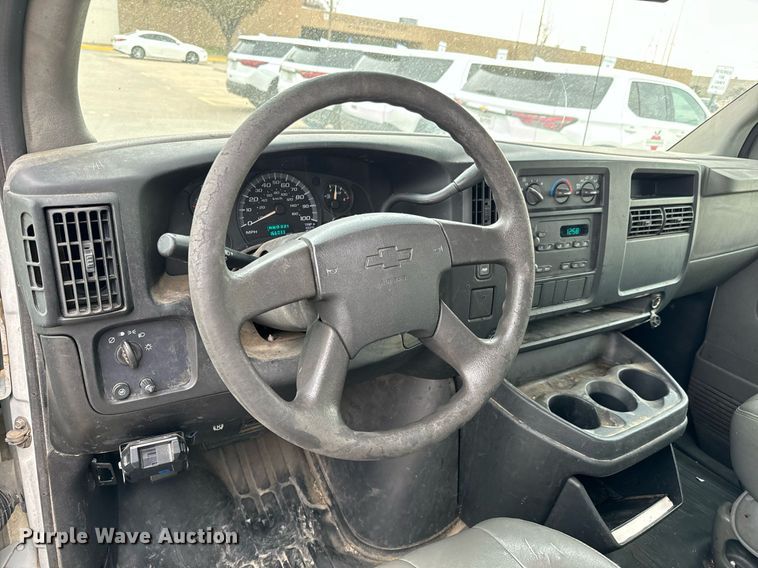 image for item NI9667 2004 Chevrolet Express 3500 van