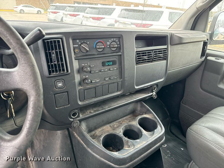 image for item NI9667 2004 Chevrolet Express 3500 van