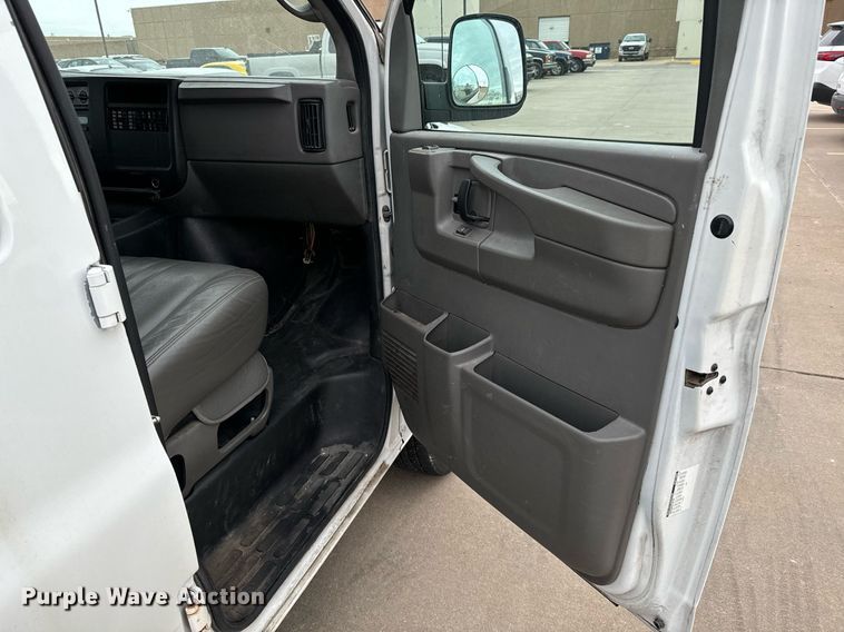 image for item NI9667 2004 Chevrolet Express 3500 van