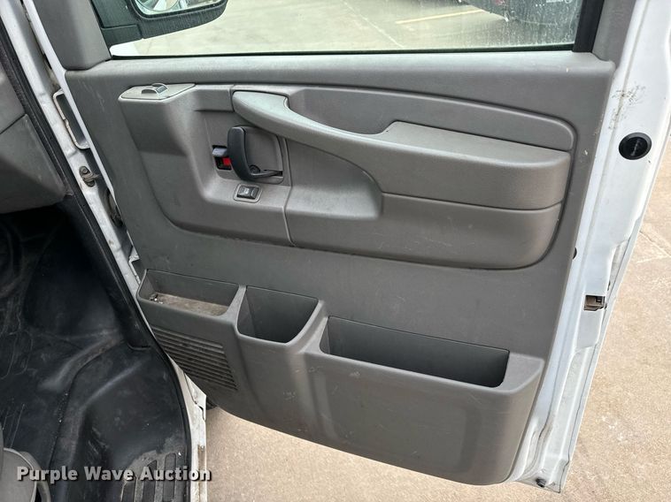 image for item NI9667 2004 Chevrolet Express 3500 van