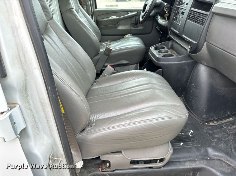 image for item NI9667 2004 Chevrolet Express 3500 van