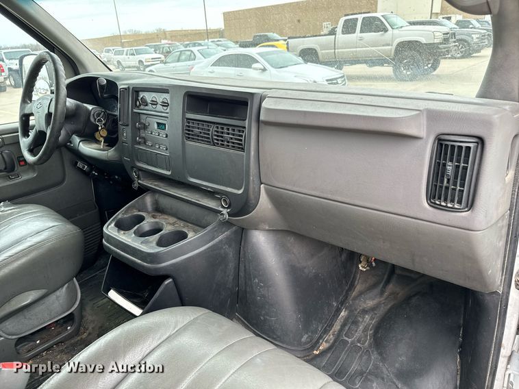 image for item NI9667 2004 Chevrolet Express 3500 van