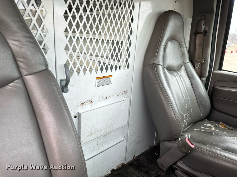 image for item NI9667 2004 Chevrolet Express 3500 van