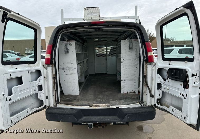 image for item NI9667 2004 Chevrolet Express 3500 van