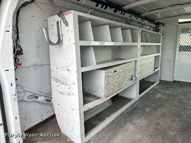 image for item NI9667 2004 Chevrolet Express 3500 van