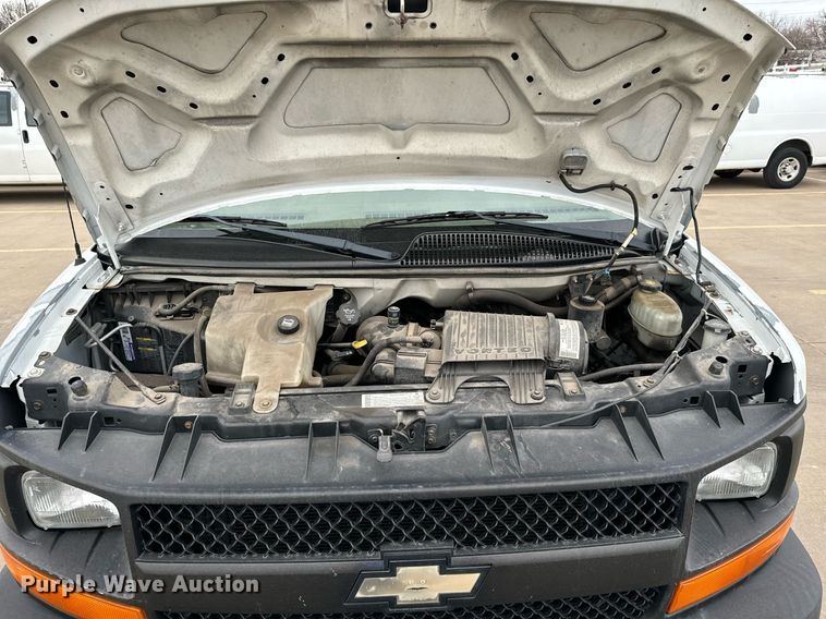 image for item NI9667 2004 Chevrolet Express 3500 van