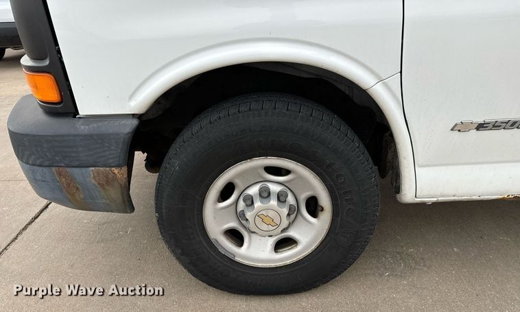 image for item NI9667 2004 Chevrolet Express 3500 van