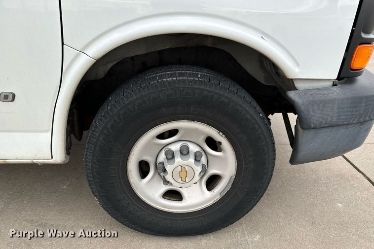 image for item NI9667 2004 Chevrolet Express 3500 van