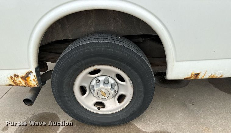 image for item NI9667 2004 Chevrolet Express 3500 van