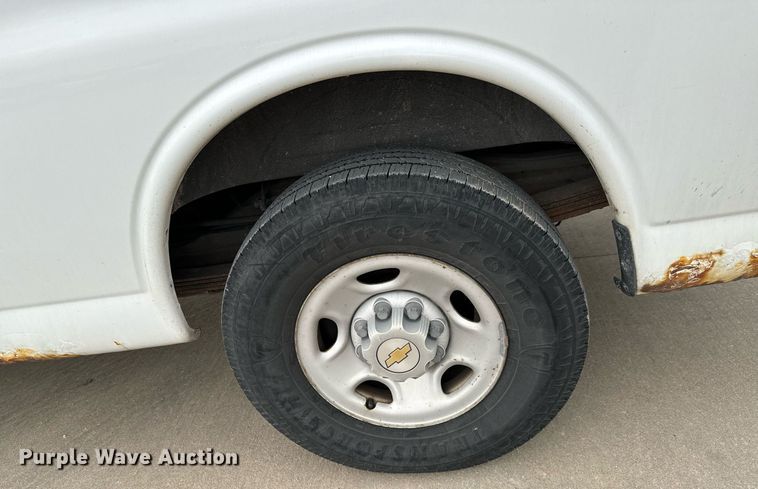 image for item NI9667 2004 Chevrolet Express 3500 van