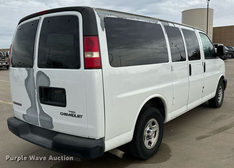 image for item NI9668 2004 Chevrolet Express 1500 van