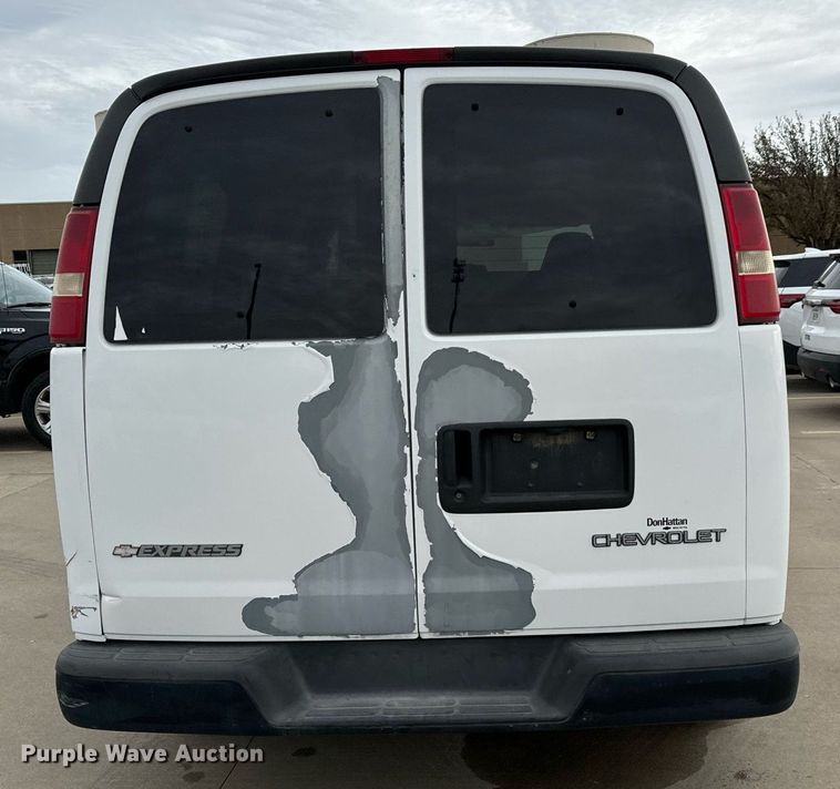 image for item NI9668 2004 Chevrolet Express 1500 van