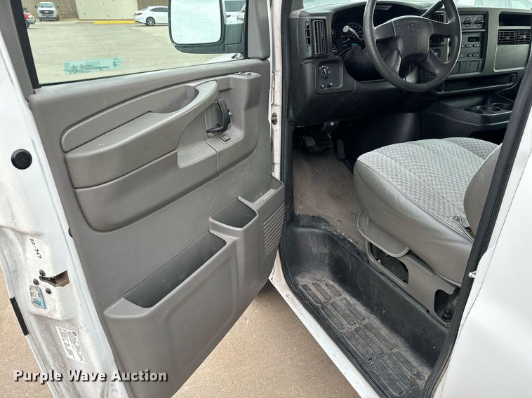 image for item NI9668 2004 Chevrolet Express 1500 van