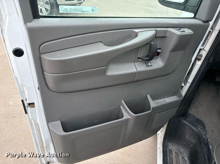 image for item NI9668 2004 Chevrolet Express 1500 van