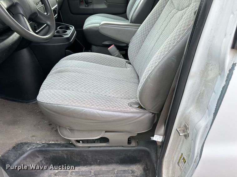 image for item NI9668 2004 Chevrolet Express 1500 van