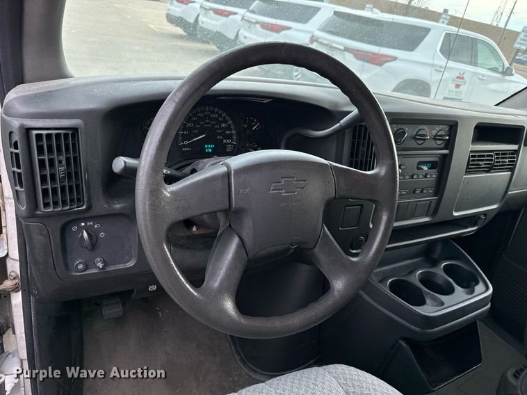 image for item NI9668 2004 Chevrolet Express 1500 van