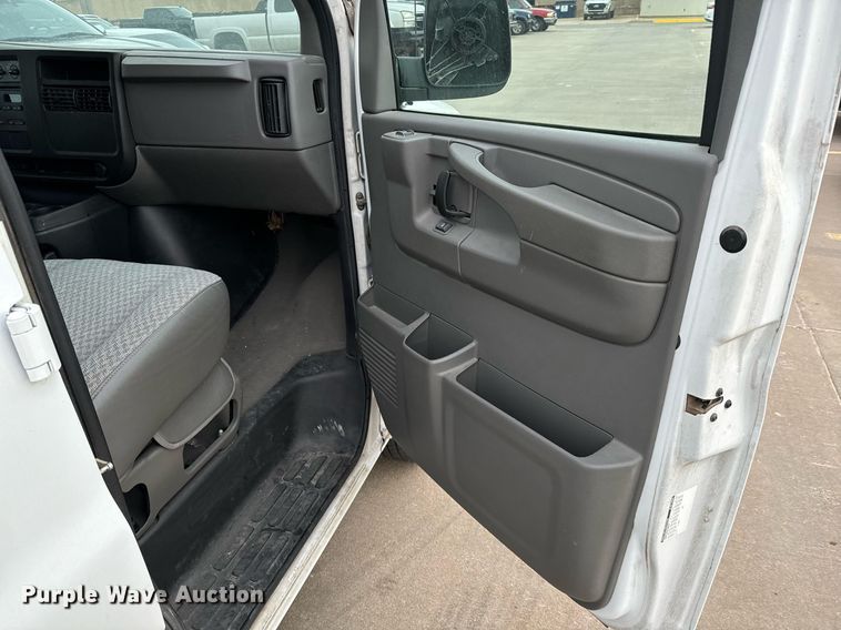 image for item NI9668 2004 Chevrolet Express 1500 van