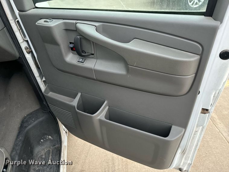 image for item NI9668 2004 Chevrolet Express 1500 van