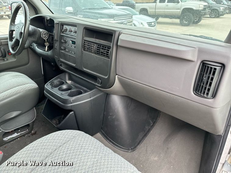 image for item NI9668 2004 Chevrolet Express 1500 van