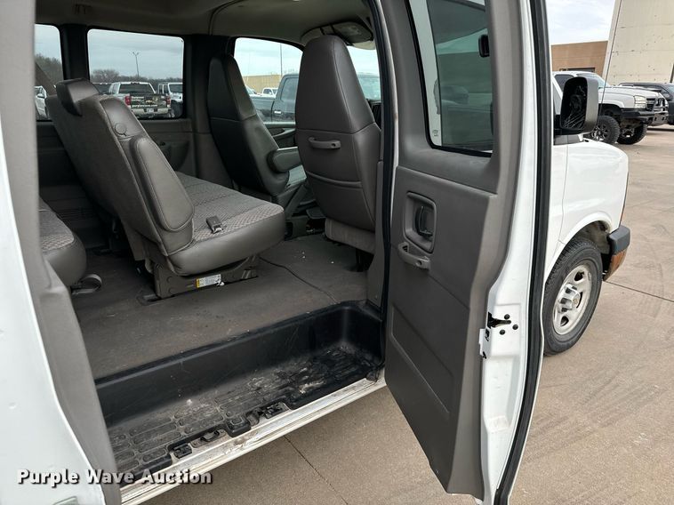 image for item NI9668 2004 Chevrolet Express 1500 van