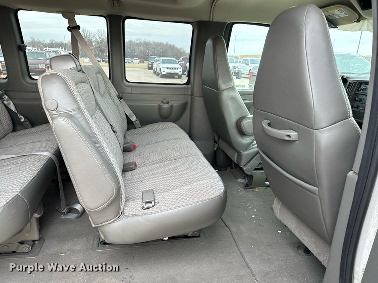 image for item NI9668 2004 Chevrolet Express 1500 van