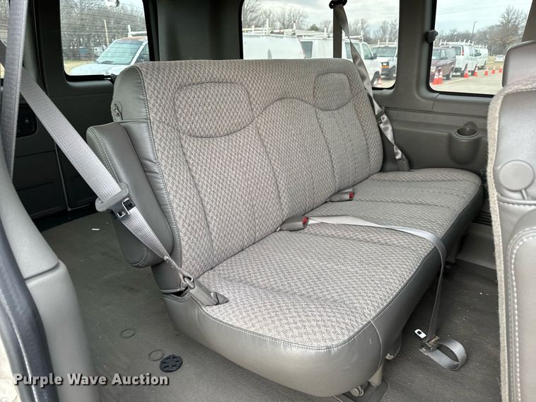 image for item NI9668 2004 Chevrolet Express 1500 van