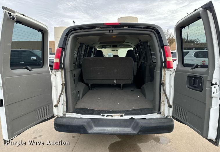image for item NI9668 2004 Chevrolet Express 1500 van