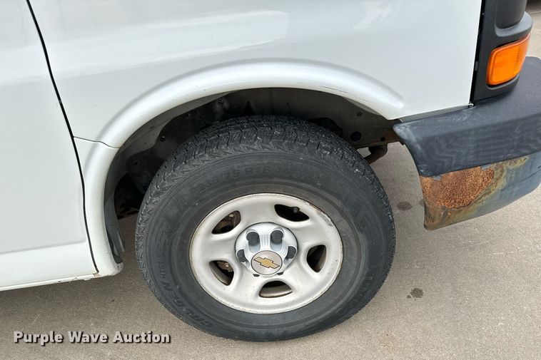 image for item NI9668 2004 Chevrolet Express 1500 van