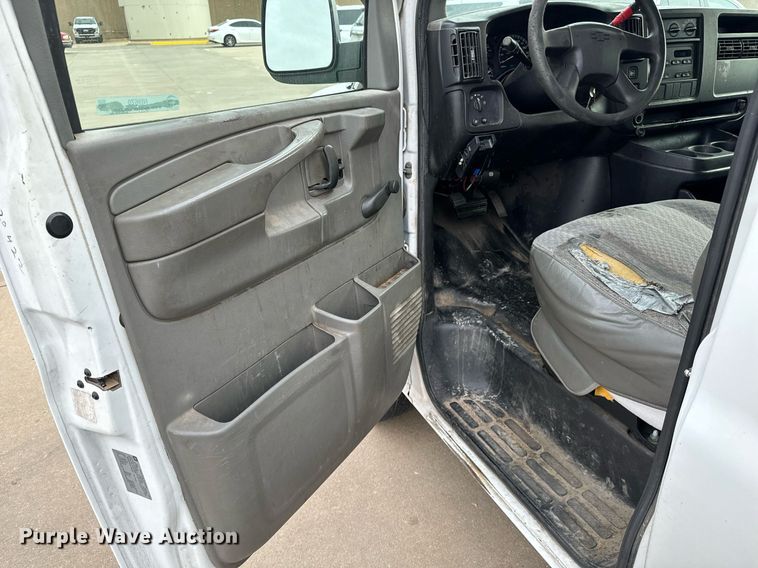 image for item NI9670 2007 Chevrolet Express 2500 van