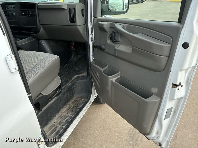 image for item NI9670 2007 Chevrolet Express 2500 van