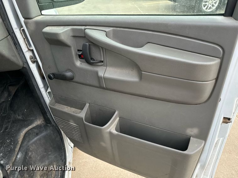 image for item NI9670 2007 Chevrolet Express 2500 van