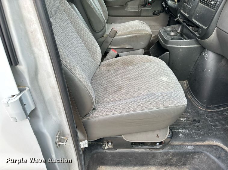 image for item NI9670 2007 Chevrolet Express 2500 van