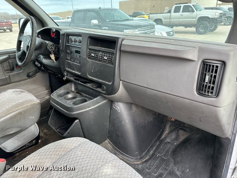 image for item NI9670 2007 Chevrolet Express 2500 van