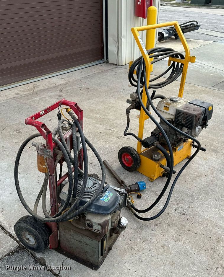 image for item NM9207 (2) hydraulic pumps