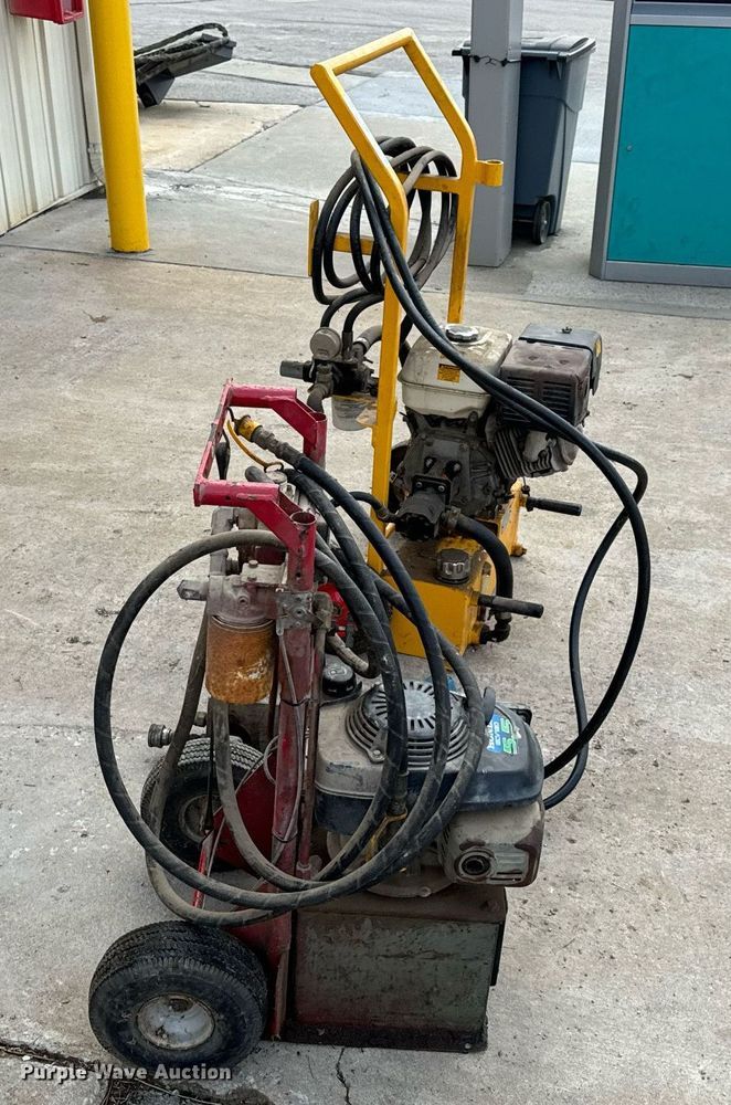 image for item NM9207 (2) hydraulic pumps