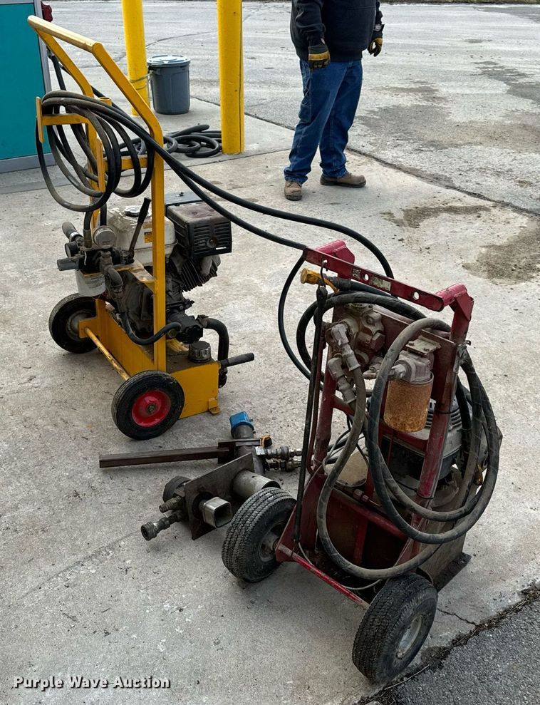 image for item NM9207 (2) hydraulic pumps