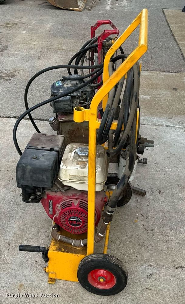 image for item NM9207 (2) hydraulic pumps